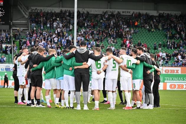 31 03 2024 Soccer Season 2023 2024 2 Soccer Bundesliga 27 Matchday SpVgg Greuther Fürth Kleeblatt Hamburger SV Hamburg HSV Sportfoto Zink xwoxzix DFL regulations prohibit any use of photographs as image sequences and or quasi video only for editorial use Teamkreis Mannschaft Team Fürth nach Spielende