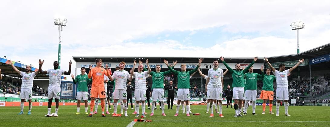 31 03 2024 Soccer Season 2023 2024 2 Soccer Bundesliga 27 Matchday SpVgg Greuther Fürth Kleeblatt Hamburger SV Hamburg HSV Sportfoto Zink xwoxzix DFL regulations prohibit any use of photographs as image sequences and or quasi video only for editorial use Mannschaft Team Fürth vor Kleeblattfans Fans Fanblock nach Spielende