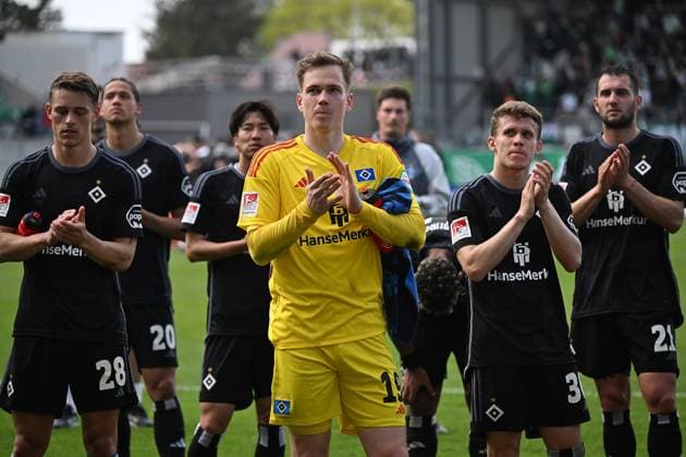 31 03 2024, xjhx, Fussball 2 Bundesliga, Spvgg Greuther Fuerth Hamburger SV emspor, v l Miro Muheim Hamburger SV , Matheo Raab Hamburger SV bedankt bedanken sich bei den Fans enttaeuscht, enttaeuscht schauend, dissapointed DFL DFB REGULATIONS PROHIBIT ANY USE OF PHOTOGRAPHS as IMAGE SEQUENCES and or QUASI VIDEO Fuerth