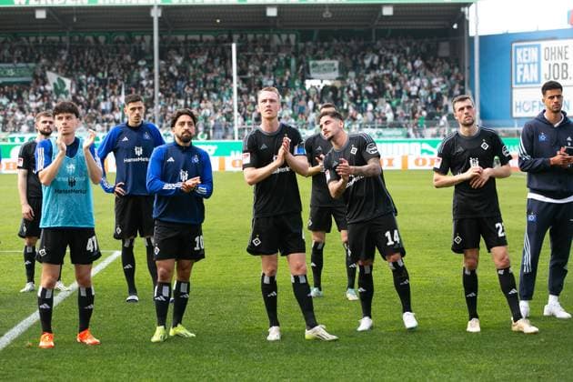 Soccer I Men I Season 2023 2024 I 2 Bundesliga I 27 Matchday I SpVgg Greuther Fürth Hamburger SV I 31 03 2024 Sebastian Schonlau 4, Hamburger SV and his team thank the fans Fürth Sportpark Ronhof Bayern Germany Copyright: xLobecax xHenningxRohlfsx