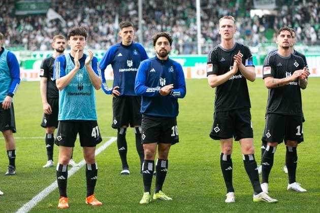 Soccer I Men I Season 2023 2024 I 2 Bundesliga I 27 Matchday I SpVgg Greuther Fürth Hamburger SV I 31 03 2024 Nicolas Oliveira Kisilowski 47, Hamburger SV , Immanuel Pherai 10, Hamburger SV , Sebastian Schonlau 4, Hamburger SV and Ludovit Reis 14, Hamburger SV thank the fans Fürth Sportpark Ronhof Bayern Germany Copyright: xLobecax xHenningxRohlfsx