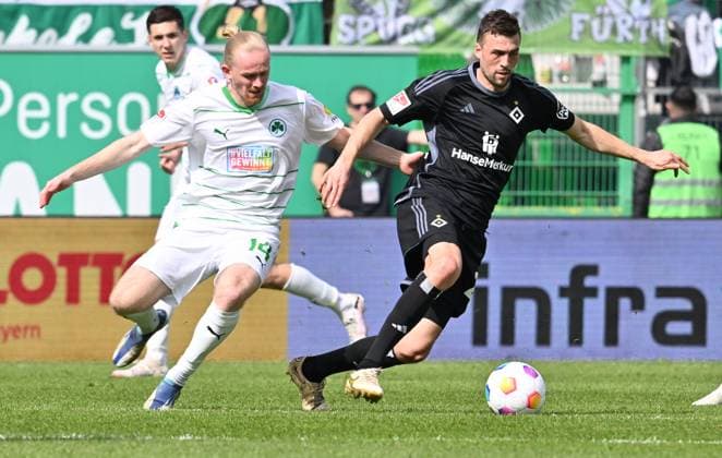 31 03 2024 Soccer Season 2023 2024 2 Soccer Bundesliga 27 Matchday SpVgg Greuther Fürth Kleeblatt Hamburger SV Hamburg HSV Sportfoto Zink xwoxzix DFL regulations prohibit any use of photographs as image sequences and or quasi video only for editorial use Jomaine Consbruch 14, SpVgg Greuther Fürth Jonas Meffert 23, Hamburger SV HSV