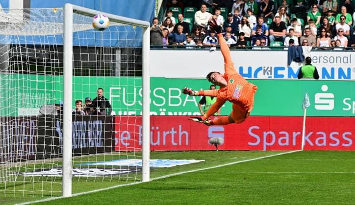 31 03 2024 Soccer Season 2023 2024 2 Soccer Bundesliga 27 Matchday SpVgg Greuther Fürth Kleeblatt Hamburger SV Hamburg HSV Sportfoto Zink MeZi xmexzix DFL regulations prohibit any use of photographs as image sequences and or quasi video only for editorial use Jonas Urbig 40, SpVgg Greuther Fürth must concede goal to 0 1
