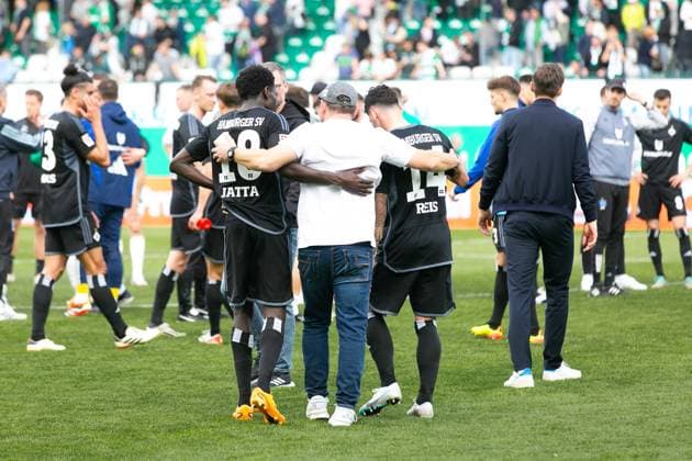 Soccer I Men I Season 2023 2024 I 2 Bundesliga I 27 Matchday I SpVgg Greuther Fürth Hamburger SV I 31 03 2024 Steffen Baumgart Coach, Hamburger SV takes Bakery Jatta 18, Hamburger SV and Ludovit Reis 14, Hamburger SV in his arms Fürth Sportpark Ronhof Bayern Germany Copyright: xLobecax xHenningxRohlfsx