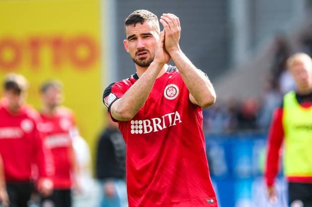 Ivan Prtajin SV Wehen Wiesbaden, 18 thanks the fans, GER, SV Wehen Wiesbaden vs VfL Osnabrueck, Football, 2 Bundesliga, Matchday 27, Season 2023 2024, 31 03 2024 DFL REGULATES PROHIBIT ANY USE OF PHOTOGRAPHS AS IMAGE SEQUENCES AND OR QUASI VIDEO GER, SV Wehen Wiesbaden vs VfL Osnabrueck, Football, Bundesliga 2, Matchday 27, Season 2023 2024, 31 03 2024 Wiesbaden Copyright: xEibner-Pressefoto FlorianxWieganx EP_FWD