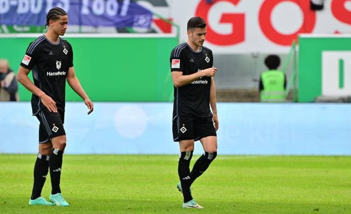 31 03 2024 Soccer season 2023 2024 2 Soccer Bundesliga 27 Matchday SpVgg Greuther Fürth Kleeblatt Hamburger SV Hamburg HSV Sportfoto Zink MeZi xmexzix DFL regulations prohibit any use of photographs as image sequences and or quasi video only for editorial use Andras Nehmeth 20, Hamburger SV HSV Laszlo Benes 8, Hamburger SV HSV, right disappointed disappointment