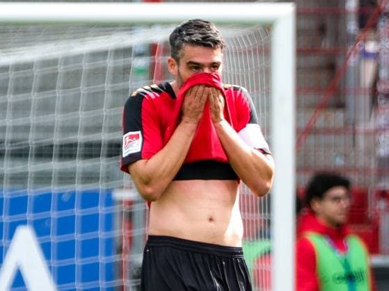 Sascha Mockenhaupt SV Wehen Wiesbaden, 4 ist enttauescht, GER, SV Wehen Wiesbaden vs VfL Osnabrueck, Soccer, 2 Bundesliga, Matchday 27, Season 2023 2024, 31 03 2024 DFL REGULATES PROHIBIT ANY USE OF PHOTOGRAPHS AS IMAGE SEQUENCES AND OR QUASI VIDEO GER, SV Wehen Wiesbaden vs VfL Osnabrueck, Football, 2 Bundesliga, Matchday 27, Season 2023 2024, 31 03 2024 Wiesbaden Copyright: xEibner-Pressefoto FlorianxWieganx EP_FWD
