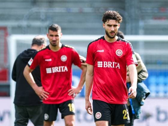 Nikolas Agrafiotis SV Wehen Wiesbaden, 25 is disappointed after the defeat, GER, SV Wehen Wiesbaden vs VfL Osnabrueck, Soccer, 2 Bundesliga, Matchday 27, Season 2023 2024, 31 03 2024 DFL REGULATES PROHIBIT ANY USE OF PHOTOGRAPHS AS IMAGE SEQUENCES AND OR QUASI VIDEO GER, SV Wehen Wiesbaden vs VfL Osnabrueck, Football, 2 Bundesliga, Matchday 27, Season 2023 2024, 31 03 2024 Wiesbaden Copyright: xEibner-Pressefoto FlorianxWieganx EP_FWD