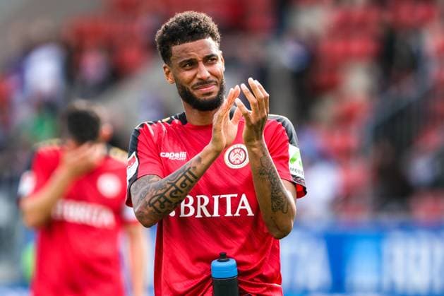 Martin Angha SV Wehen Wiesbaden, 2 thanks the fans, GER, SV Wehen Wiesbaden vs VfL Osnabrueck, Football, 2 Bundesliga, Matchday 27, Season 2023 2024, 31 03 2024 DFL REGULATES PROHIBIT ANY USE OF PHOTOGRAPHS AS IMAGE SEQUENCES AND OR QUASI VIDEO GER, SV Wehen Wiesbaden vs VfL Osnabrueck, Football, 2 Bundesliga, Matchday 27, Season 2023 2024, 31 03 2024 Wiesbaden Copyright: xEibner-Pressefoto FlorianxWieganx EP_FWD