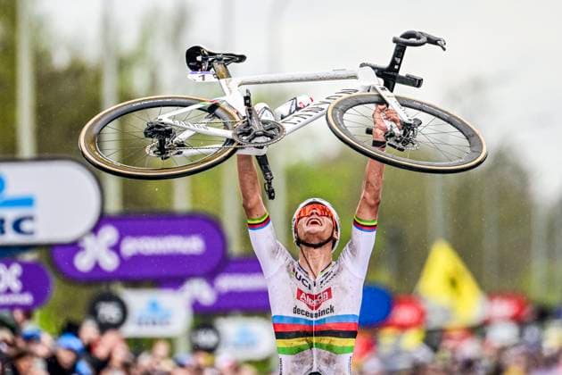 Bilder des Jahres 2024, Sport 03 März Sport Themen der Woche KW13 Sport Bilder des Tages Tour of Flanders 2024 Cycling Race OUDENAARDE, BELGIUM - MARCH 31 : Van Der Poel Mathieu (NED) of Alpecin-Deceuninck celebrating his victory during the UCI World Tour Flanders Classics 108th Ronde Van Vlaanderen, a cycling race with start in Antwerpen and finish in Oudenaarde on March 31, 2024 in Oudenaarde, Belgium, 31 03 2024 ( Motordriver Kenny Verfaillie - Oudenaarde Belgium  Copyright: xPeterxDexVoechtx