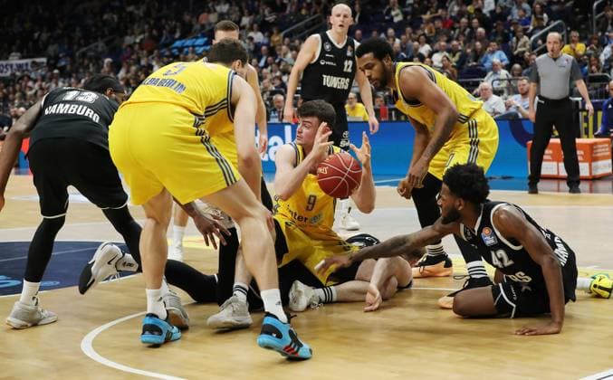 Sport Themen der Woche KW13 Sport Bilder des Tages Vincent J. King, Yanni Wetzell, Jonas Mattisseck, Aljami Durham Zweikampf Spielszene Aktion Basketball BBL Bundesliga Herren 26. Spieltag Saison 2023 2024 31.03.2024 ALBA Berlin vs Veolia Towers Hamburg *** Vincent J King, Yanni Wetzell, Jonas Mattisseck, Aljami Durham duel Game scene Action Sport Basketball BBL Bundesliga Men 26 Matchday Season 2023 2024 31 03 2024 ALBA Berlin vs Veolia Towers Hamburg