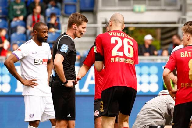 31 03 2024, xavx, Soccer 2 Bundesliga, SV Wehen Wiesbaden VfL Osnabrück emspor, v l Aleksandar Vukotic SV Wehen Wiesbaden discusses with referee Florian Exner after his goal for the 1 equalizer was not given DFL DFB REGULATIONS PROHIBIT ANY USE OF PHOTOGRAPHS as IMAGE SEQUENCES and or QUASI VIDEO Wiesbaden