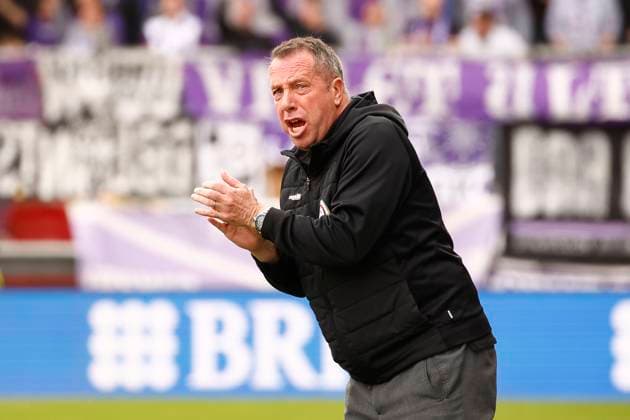 31 03 2024, xavx, Fußball 2 Bundesliga, SV Wehen Wiesbaden VfL Osnabrück emspor, v l Trainer Markus Kauczinski SV Wehen Wiesbaden gibt Anweisungen, gestikuliert, mit den Armen gestikulieren, gives instructions, gesticulate DFL DFB REGULATIONS PROHIBIT ANY USE OF PHOTOGRAPHS as IMAGE SEQUENCES and or QUASI VIDEO Wiesbaden