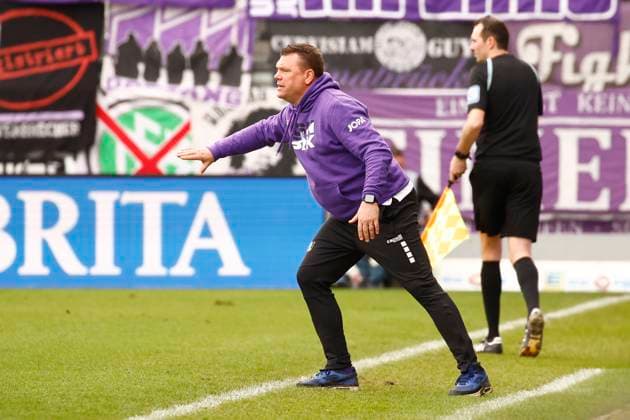 31 03 2024, xavx, Fußball 2 Bundesliga, SV Wehen Wiesbaden VfL Osnabrück emspor, v l Trainer Uwe Koschinat VfL Osnabrück gibt Anweisungen, gestikuliert, mit den Armen gestikulieren, gives instructions, gesticulate DFL DFB REGULATIONS PROHIBIT ANY USE OF PHOTOGRAPHS as IMAGE SEQUENCES and or QUASI VIDEO Wiesbaden