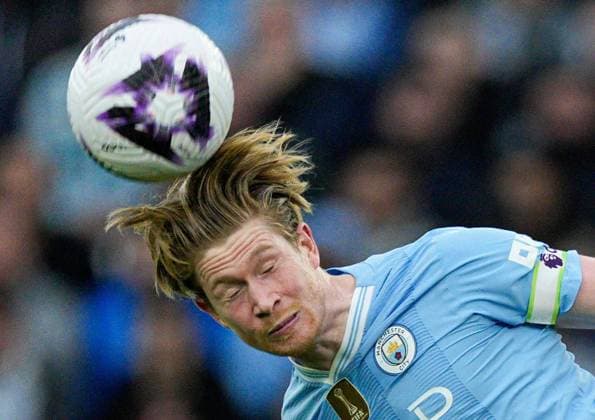Sport Bilder des Tages Kevin De Bruyne of Manchester City heads the ball Manchester City v Arsenal, Premier League, Football, Etihad Stadium, Manchester, UK - 31 Mar 2024 EDITORIAL USE ONLY No use with unauthorised audio, video, data, fixture lists, club league logos or live services. Online in-match use limited to 120 images, no video emulation. No use in betting, games or single club league player publications.  Copyright: xDavexShopland Shutterstockx 14411475be