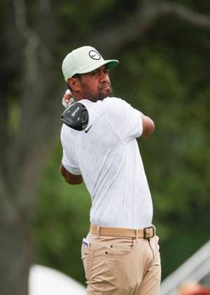 HOUSTON, TX - MARCH 31: Tony Finau (USA) watches his tee shot on 1 during the final round of the PGA, Golf Herren Texas Children™s Houston Open at Memorial Park Golf Course on March 31, 2024 in Houston, Texas. (Photo by Leslie Plaza Johnson Icon Sportswire) GOLF: MAR 31 PGA Texas Children s Houston Open EDITORIAL USE ONLY Icon240331030