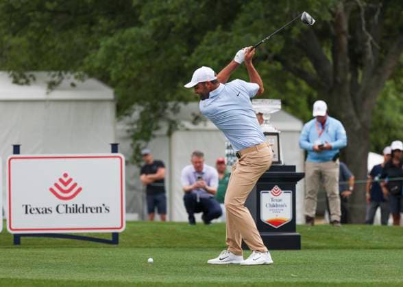 HOUSTON, TX - MARCH 31: Scottie Scheffler (USA) prepares to hit his tee shot on 1 during the final round of the PGA, Golf Herren Texas Children™s Houston Open at Memorial Park Golf Course on March 31, 2024 in Houston, Texas. (Photo by Leslie Plaza Johnson Icon Sportswire) GOLF: MAR 31 PGA Texas Children s Houston Open EDITORIAL USE ONLY Icon240331076