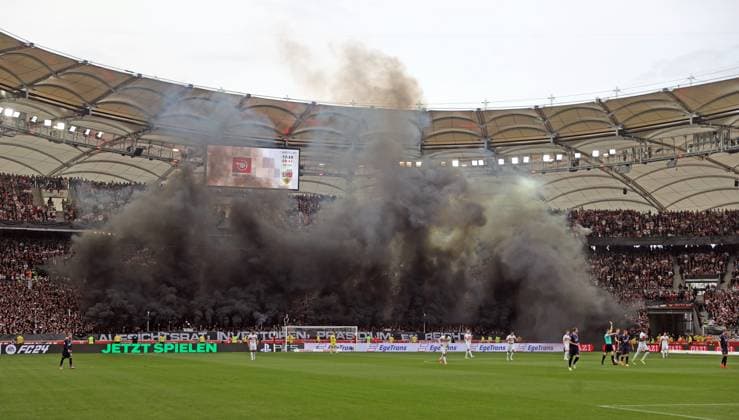 Sport Themen der Woche KW13 Sport Bilder des Tages 31.03.24 VfB Stuttgart - 1. FC Heidenheim Deutschland, Stuttgart, 31.03.2024, Fussball, Bundesliga, VfB Stuttgart - 1. FC Heidenheim: VfB Stuttgart Fans Ultras Rauch. *** 31 03 24 VfB Stuttgart 1 FC Heidenheim Germany, Stuttgart, 31 03 2024, Football, Bundesliga, VfB Stuttgart 1 FC Heidenheim VfB Stuttgart Fans Ultras Smoke