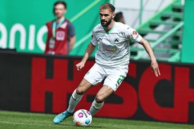 Simon Asta, Fürth, in the second round match of the 2023 2024 season between SpVgg Greuther Fürth and Hamburger Sportverein 1 1 in Fürth 31 03 2024