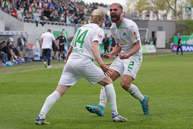 Jomaine Consbruch and Simon Asta, Fürth, after the equalizer in the second round match of the 2023 2024 season between SpVgg Greuther Fürth and Hamburger Sportverein 1 1 in Fürth 31 03 2024