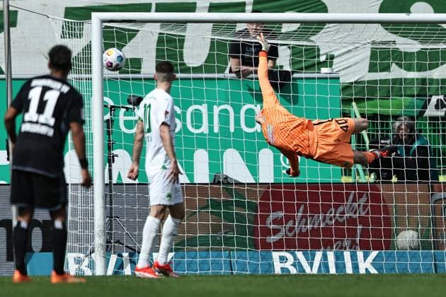 Jonas Kurt Urbig, Fürth, at 0 1 in the second round match of the 2023 2024 season between SpVgg Greuther Fürth and Hamburger Sportverein 1 1 in Fürth 31 03 2024