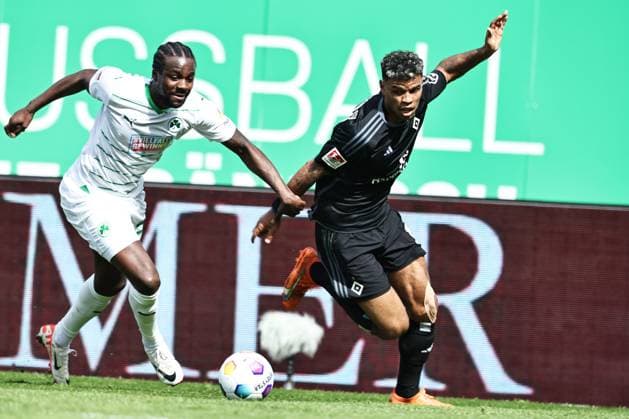 Ransford Yeboah Königsdörffer, HSV, in the second round match of the 2023 2024 season between SpVgg Greuther Fürth and Hamburger Sportverein 1 1 in Fürth 31 03 2024