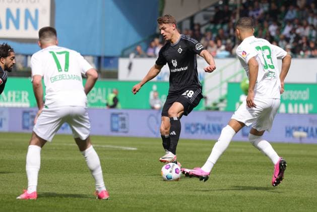 Miro Muheim, HSV, in the second round match of the 2023 2024 season between SpVgg Greuther Fürth and Hamburger Sportverein 1 1 in Fürth 31 03 2024