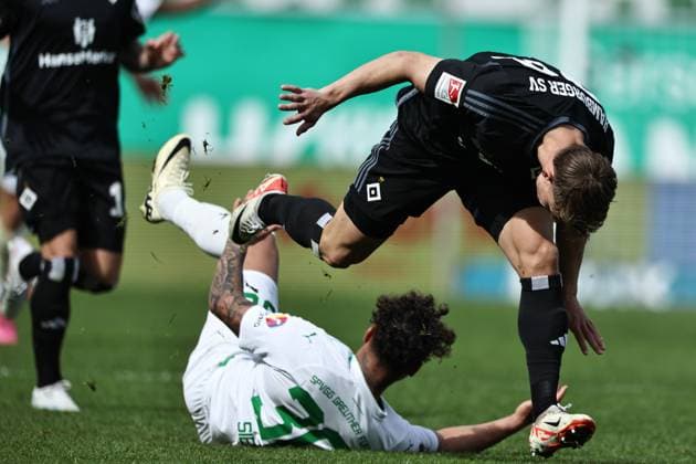 Armindo Sieb, SGF, and Andras Nemeth, HSV, in the second round match of the 2023 2024 season between SpVgg Greuther Fürth and Hamburger Sportverein 1 1 in Fürth 31 03 2024