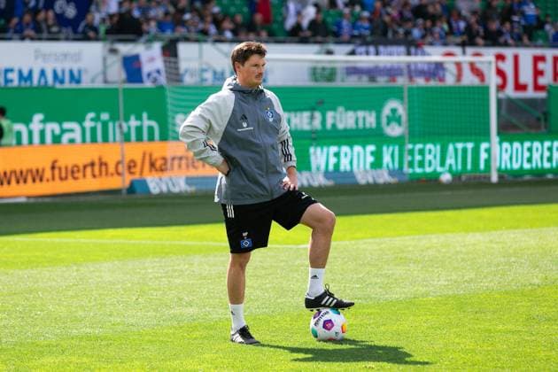 Soccer I Men I Season 2023 2024 I 2 Bundesliga I 27 Matchday I SpVgg Greuther Fürth Hamburger SV I 31 03 2024 Merlin Polzin Co Coach, Hamburger SV watches the players warm up Fürth Sportpark Ronhof Bayern Germany Copyright: xLobecax xHenningxRohlfsx