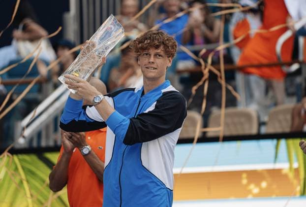 Bilder des Jahres 2024, Sport 03 März Sport Themen der Woche KW13 Sport Bilder des Tages Jannik Sinner from Italy winning the 2024 Miami Open, showing the trophy at the Hard Rock Stadium, Miami, Florida, USA TENNIS : Finale Hommes - Miami 2024 - Etats Unis - 31 03 2024 JulienNouet TENNISMAJORS 