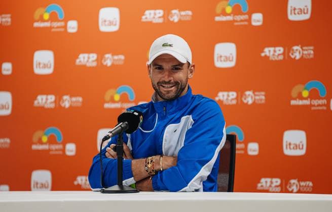 Grigor Dimitrov from Bulgaria showing the runner-up trophy at the 2024 Miami Open, Miami, Florida, USA TENNIS : Finale Hommes - Miami 2024 - Etats Unis - 31 03 2024 JulienNouet TENNISMAJORS 
