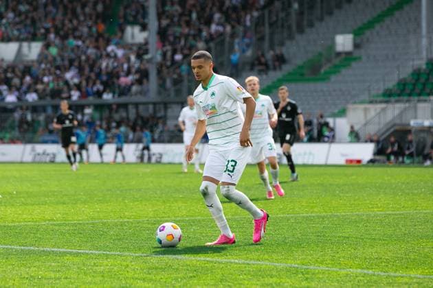 Soccer I Men I Season 2023 2024 I 2 Bundesliga I 27 Matchday I SpVgg Greuther Fürth Hamburger SV I 31 03 2024 Maximilian Dietz 33, SpVgg Greuther Fürth on the ball Fürth Sportpark Ronhof Bayern Germany Copyright: xLobecax xHenningxRohlfsx