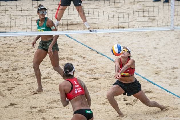 (240401) -- SAQUAREMA, April 1, 2024 -- Xue Chen (R) Xia Xinyi (C) of China compete during the women s semifinal match between Xue Chen Xia Xinyi of China and Hegeile Vitoria of Brazil at the World Beach volleyball, Beachvolleyball Pro Tour Challenge 2024 in Saquarema, Brazil, March 31, 2024. (Photo by Xinhua) (SP)BRAZIL-SAQUAREMA-BEACH VOLLEYBALL-WORLD PRO TOUR CHALLENGE 2024 ClaudiaxMartini 