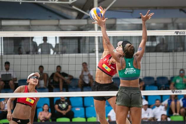 (240401) -- SAQUAREMA, April 1, 2024 -- Xue Chen (C) of China spikes during the women s semifinal match between Xue Chen Xia Xinyi of China and Hegeile Vitoria of Brazil at the World Beach volleyball, Beachvolleyball Pro Tour Challenge 2024 in Saquarema, Brazil, March 31, 2024. (Photo by Xinhua) (SP)BRAZIL-SAQUAREMA-BEACH VOLLEYBALL-WORLD PRO TOUR CHALLENGE 2024 ClaudiaxMartini 