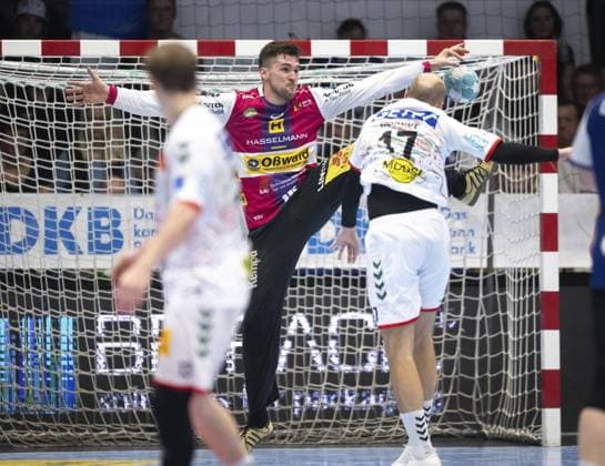 LIQUI MOLY HBL HANDBALL MEN 1 BL 27 GAME DAY THSV EISENACH SC MAGDEBURG FOR EDITORIAL PURPOSES ONLY p 31 03 2024 Eisenach LIQUI MOLY HBL Handball 1 Bundesliga Men Season 2023 2024 27 Matchday Werner Assmann Halle ThSV Eisenach SC Magdeburg in photo Tim Hornke 17 SC Magdeburg in duel with goalkeeper Mateusz Kornecki 16 ThSV Eisenach Germany Thuringia Eisenach Copyright SaschaxFromm Copyright: SaschaxFromm doc7usxzcp586vaj6qsdfk ,EDITORIAL USE ONLY Copyright: SaschaxFromm