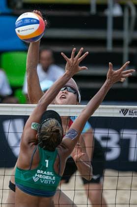 (240401) -- SAQUAREMA, April 1, 2024 -- Xia Xinyi (Rear) of China spikes during the women s semifinal match between Xue Chen Xia Xinyi of China and Hegeile Vitoria of Brazil at the World Beach volleyball, Beachvolleyball Pro Tour Challenge 2024 in Saquarema, Brazil, March 31, 2024. (Photo by Xinhua) (SP)BRAZIL-SAQUAREMA-BEACH VOLLEYBALL-WORLD PRO TOUR CHALLENGE 2024 ClaudiaxMartini 