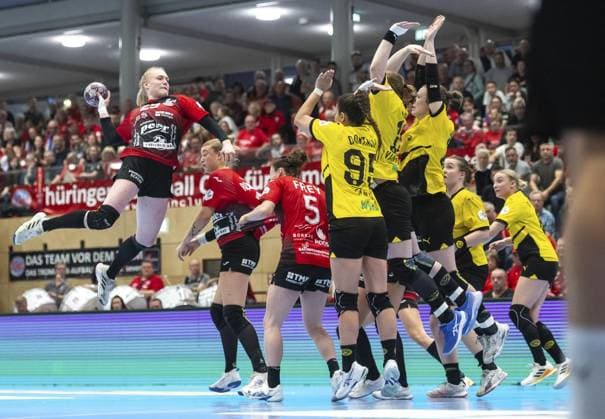 Sport Themen der Woche KW13 Sport Bilder des Tages HANDBALL FRAUEN 1. BUNDESLIGA 20. SPIELTAG THC - BORUSSIA DORTMUND ** NUR FÜR REDAKTIONELLE ZWECKE ** EDITORIAL USE ONLY **<p>31 03 2024-Bad Langensalza: Handball Frauen 1. Bundesliga Frauen Saison 2023-2024 Salzhalle 20. Spieltag Thüringer HC - Borussia Dortmund im Foto: Johanna Reichert 29 (Thüringer HC) beim Sprungwurf ( Deutschland Thueringen Bad Langensalza Copyright: SaschaxFromm *** HANDBALL WOMEN 1 BUNDESLIGA 20 GAME DAY THC BORUSSIA DORTMUND FOR EDITORIAL PURPOSES ONLY EDITORIAL USE ONLY p 31 03 2024 Bad Langensalza Handball Women 1 Bundesliga Women Season 2023 2024 Salzhalle 20 Matchday Thüringer HC Borussia Dortmund in the photo Johanna Reichert 29 Thüringer HC during jump shot Germany Thuringia Bad Langensalza Copyright SaschaxFromm Copyright: SaschaxFromm doc7usz090z0pian0v0jpl ,EDITORIAL USE ONLY