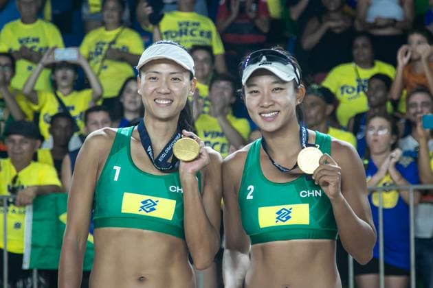 (240401) -- SAQUAREMA, April 1, 2024 -- Gold medalists Xue Chen (L) Xia Xinyi of China pose for photos during the awarding ceremony of the World Beach volleyball, Beachvolleyball Pro Tour Challenge 2024 in Saquarema, Brazil, March 31, 2024. (Photo by Xinhua) (SP)BRAZIL-SAQUAREMA-BEACH VOLLEYBALL-WORLD PRO TOUR CHALLENGE 2024 ClaudiaxMartini 
