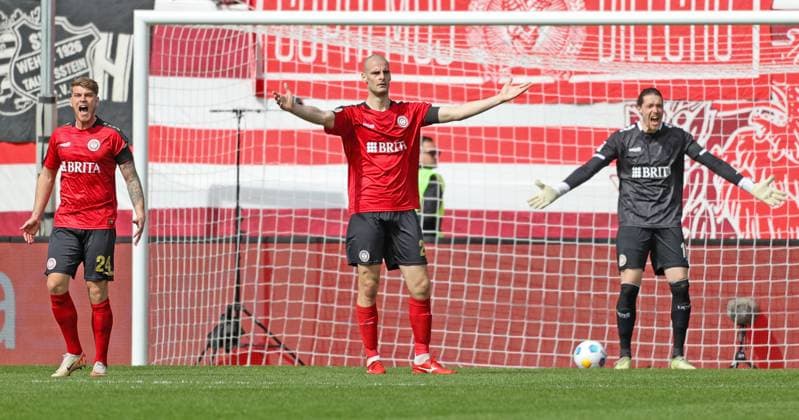 Soccer 2 BL SV Wehen Wiesbaden VfL Osnabrück 31 03 24, Pure frustration after Gino Fechner couldnt hold Christian Joe Conteh Marcus Mathisen, Aleksandar Vukotic and Florian Stritzel SVWW ,