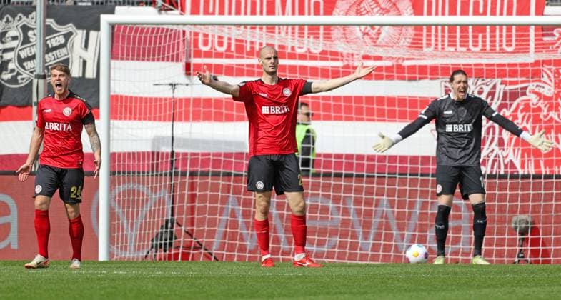 Soccer 2 BL SV Wehen Wiesbaden VfL Osnabrück 31 03 24, pure frustration after conceding a goal Marcus Mathisen, Aleksandar Vukotic and Florian Stritzel SVWW ,