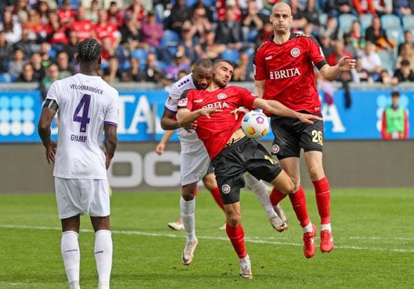 Soccer 2 BL SV Wehen Wiesbaden VfL Osnabrück 31 03 24, Oumar Diakhite Osnabrück , Ivan Prtajin, Aleksandar Vukotic SVWW ,