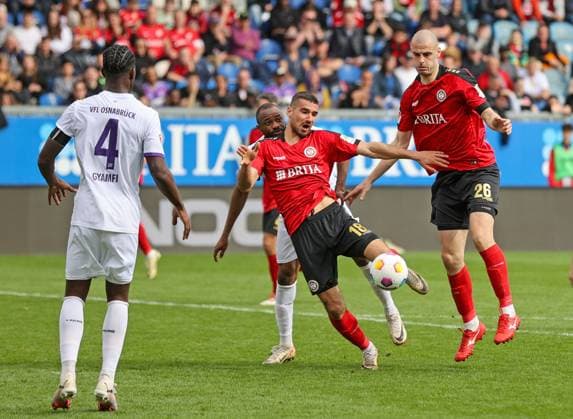 Soccer 2 BL SV Wehen Wiesbaden VfL Osnabrück 31 03 24, Oumar Diakhite Osnabrück , Ivan Prtajin, Aleksandar Vukotic SVWW ,