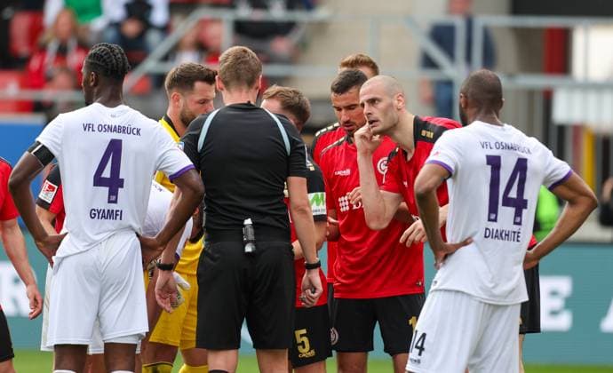 Soccer 2 BL SV Wehen Wiesbaden VfL Osnabrück 31 03 24, Aleksandar Vukotic SVWW do not understand why referee Florian Exner disallowed his goal,