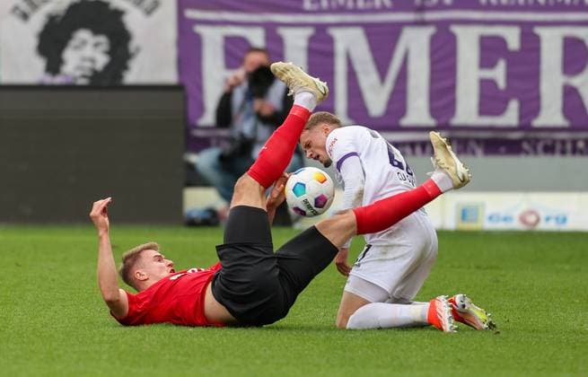 Soccer 2 BL SV Wehen Wiesbaden VfL Osnabrück 31 03 24, Florian Carstens SVWW , Michael Cuisance Osnabrück ,