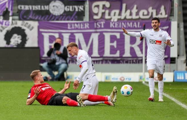 Soccer 2 BL SV Wehen Wiesbaden VfL Osnabrück 31 03 24, Florian Carstens SVWW , Michael Cuisance Osnabrück ,
