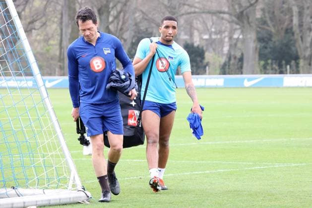 DEU, DFL, 2 FBL Hertha BSC, Training, 01 04 2024, Sportforum, Berlin, DEU, DFL, 2 FBL Hertha BSC, Training, im Bild Bradley Ibrahim Hertha BSC Berlin 23 , Konditionstrainer Hendrik Kuchno Hertha BSC Berlin DFL regulations prohibit any use of Photographs as image sequences and or quasi video Foto Juergen Engler nordphoto GmbH nordphotoxGmbHx xEngler nph00076