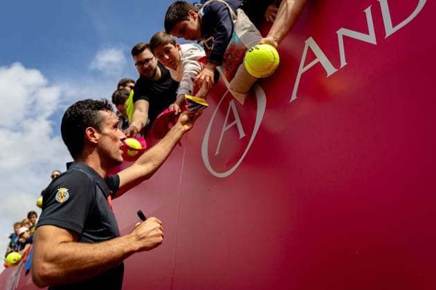 Estoril, Portugal, April 01 2024: Roberto Bautista Agut (Spain) with fans after the Millennium Estoril Open match between Roberto Bautista Agut (Spain) and Miomir Kecmanovic (Serbia) at Clube de Tenis do Estoril in Estoril, Portugal. (Pedro Porru SPP) Copyright: xPedroxPorrux xSPPx spp-en-PePoSp-HE5A4189