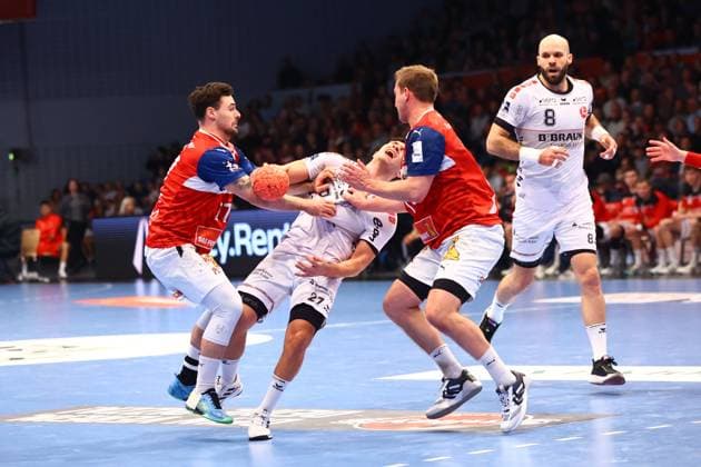 Sport Themen der Woche KW14 Sport Bilder des Tages Handball I Herren I Saison 2023 24 I HBL I 27. Spieltag I HSV Hamburg - MT Melsungen I 01.04.2024 Dani Baijens (77, HSV Hamburg) Sindre Aho (27, MT Melsungen) Niklas Weller (13, HSV Hamburg) Hamburg Alsterdorfer Sporthalle Hamburg Deutschland *** Handball I Men I Season 2023 24 I HBL I 27 Matchday I HSV Hamburg MT Melsungen I 01 04 2024 Dani Baijens 77, HSV Hamburg Sindre Aho 27, MT Melsungen Niklas Weller 13, HSV Hamburg Hamburg Alsterdorfer Sporthalle Hamburg Germany Copyright: xLobeca RHx
