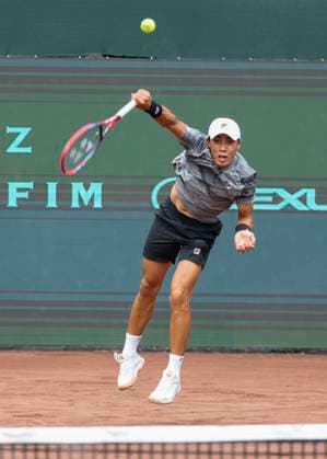 HOUSTON, TX - APRIL 01: Brandon Nakashima (USA) serves the ball during the US Clay Court Championship at River Oaks Country Club on April 1, 2024 in Houston, Texas. (Photo by Leslie Plaza Johnson Icon Sportswire) TENNIS: APR 01 US Clay Court Championships EDITORIAL USE ONLY Icon240401019