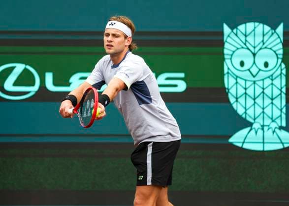 HOUSTON, TX - APRIL 01: Zizou Bergs (BEL) prepares to serve the ball during the US Clay Court Championship at River Oaks Country Club on April 1, 2024 in Houston, Texas. (Photo by Leslie Plaza Johnson Icon Sportswire) TENNIS: APR 01 US Clay Court Championships EDITORIAL USE ONLY Icon240401045